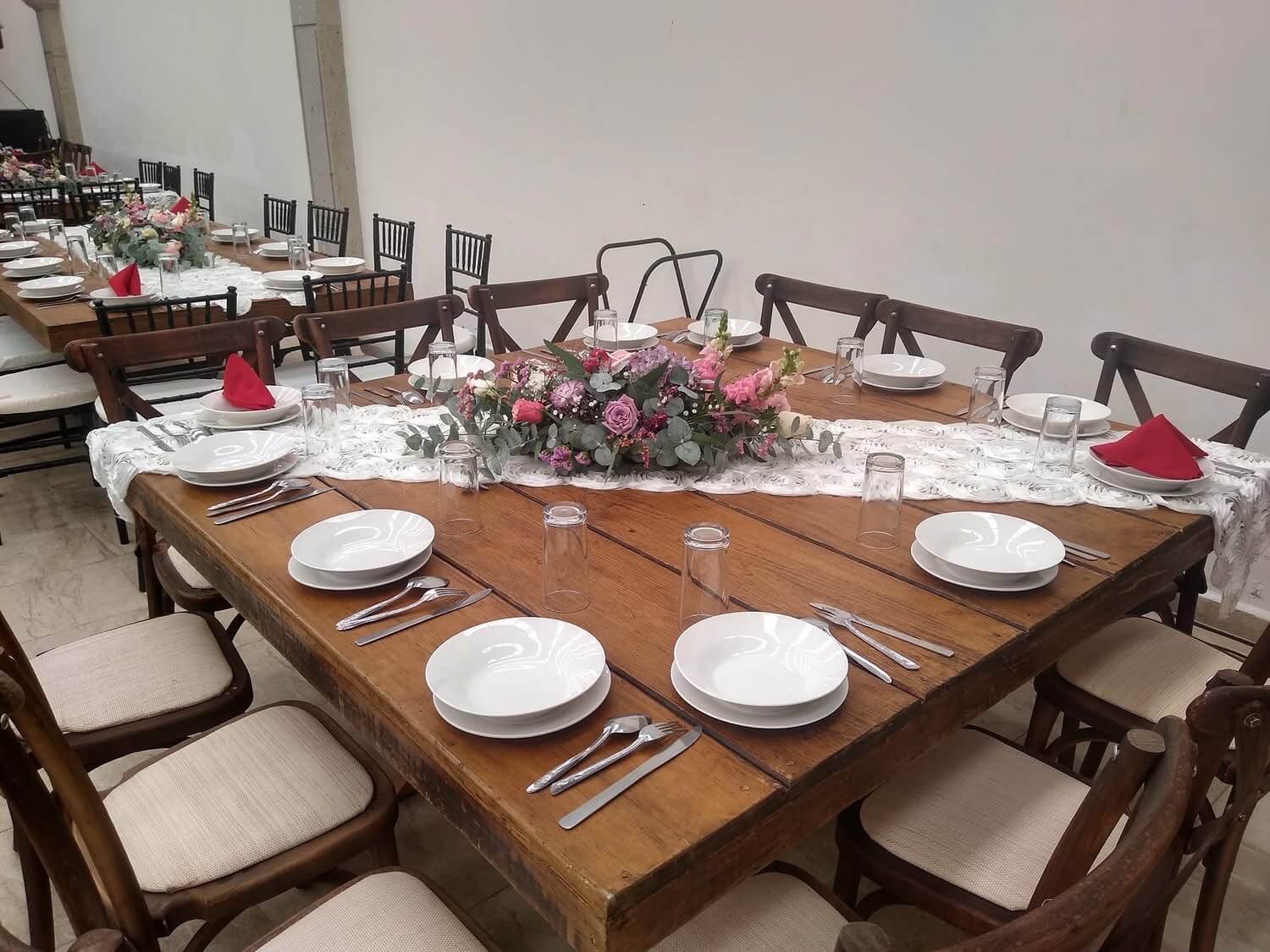 Renta de mesas cuadradas para eventos sociales en Metepec y Lerma 1